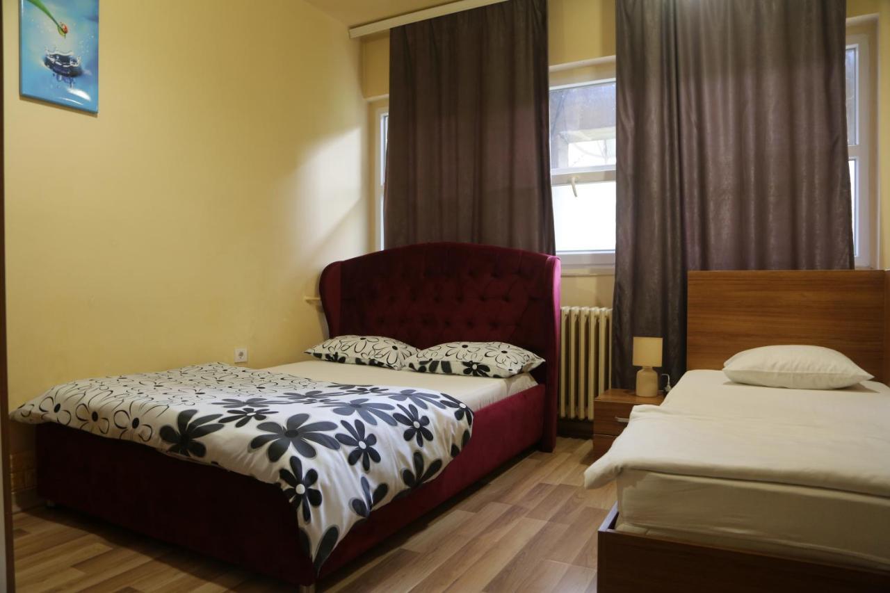 Moon Hostel Prisztina Zewnętrze zdjęcie