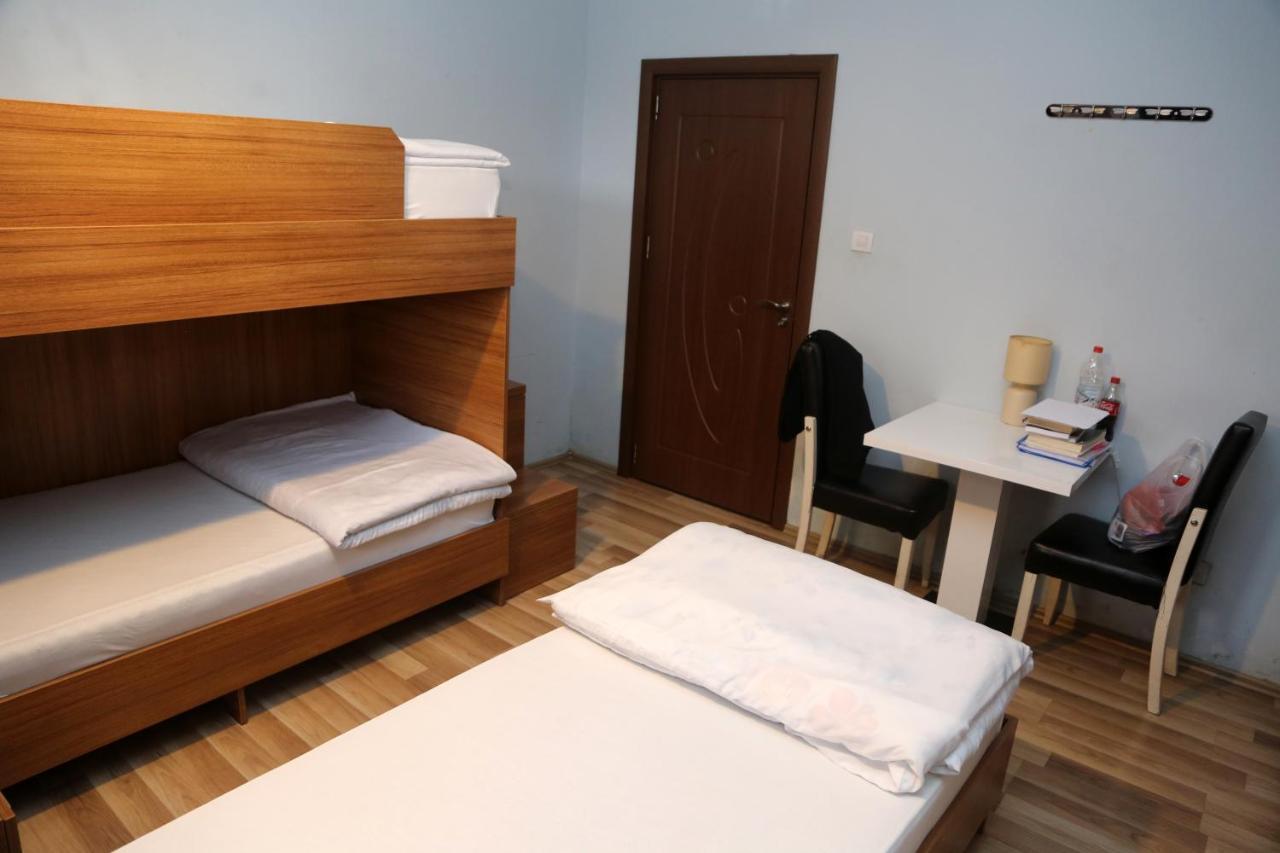 Moon Hostel Prisztina Zewnętrze zdjęcie