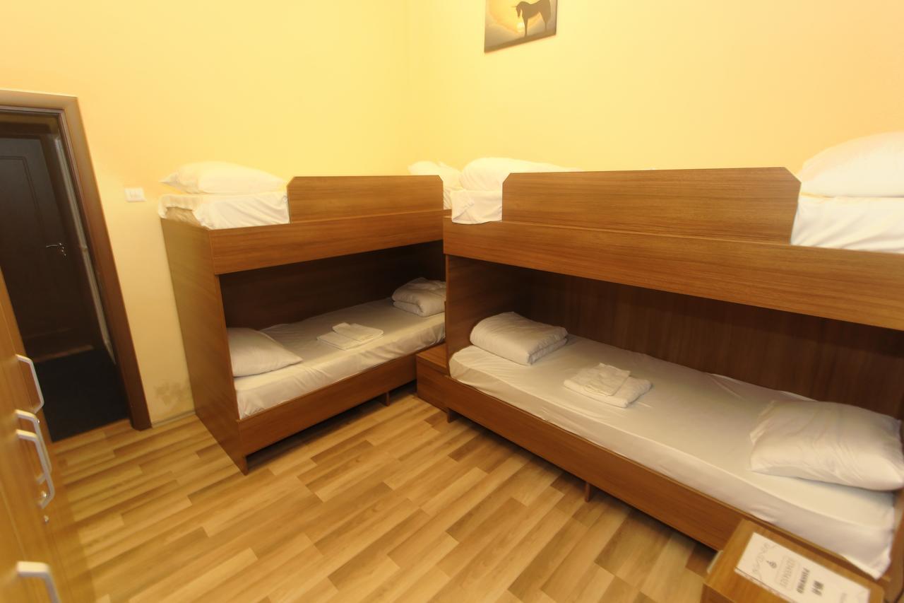 Moon Hostel Prisztina Zewnętrze zdjęcie