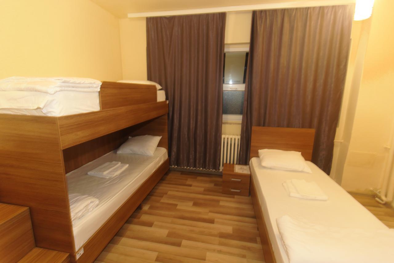 Moon Hostel Prisztina Zewnętrze zdjęcie